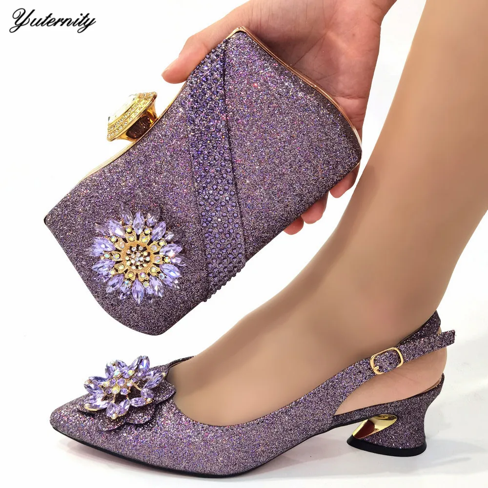 

Красивые дизайнерские сандалии в африканском стиле, искусственная кожа, итальянская обувь на высоком каблуке с кристаллами и кошелек для в...