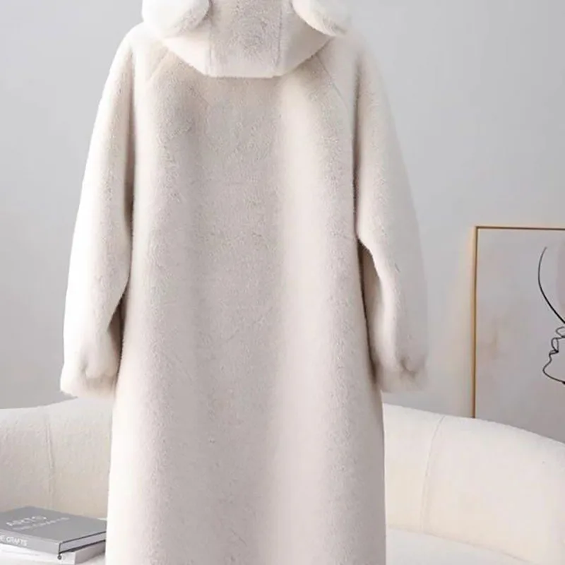 Женская куртка из меха норки и бархата с капюшоном