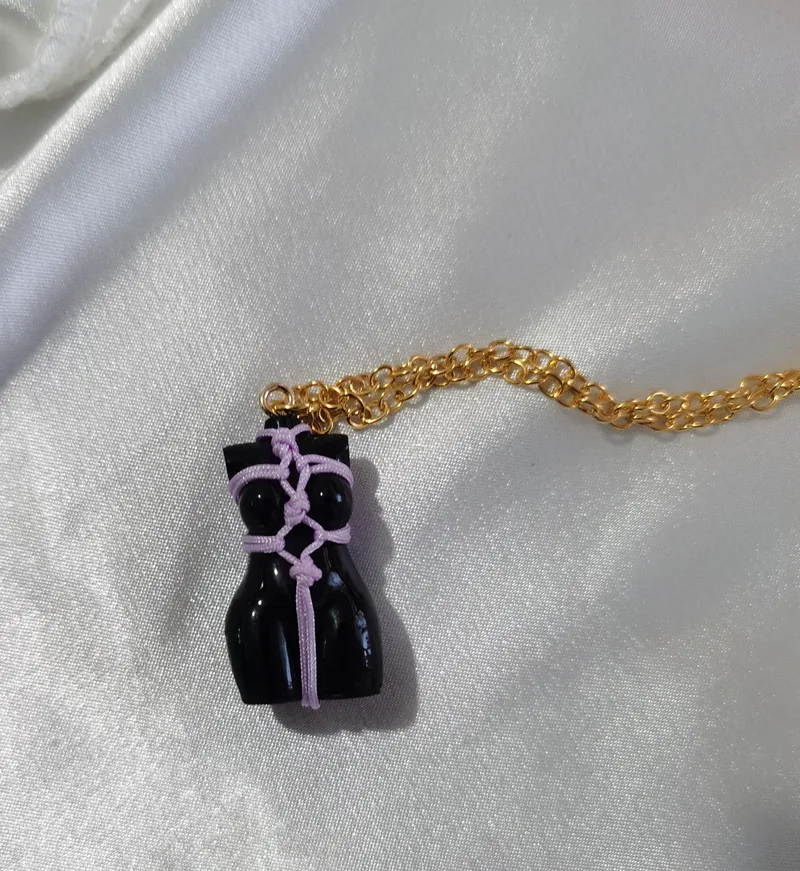 Ожерелье ручной работы с маленькой богиней шибари из эпоксидной смолы |