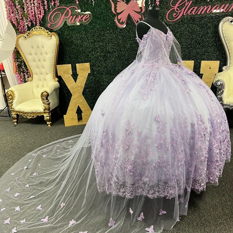 

Lilac Sweet 16 Quinceanera Dress with Cape 2023 Off Shoulder Butterfly Appliques Princess Party Gown Vestidos De 15 Años