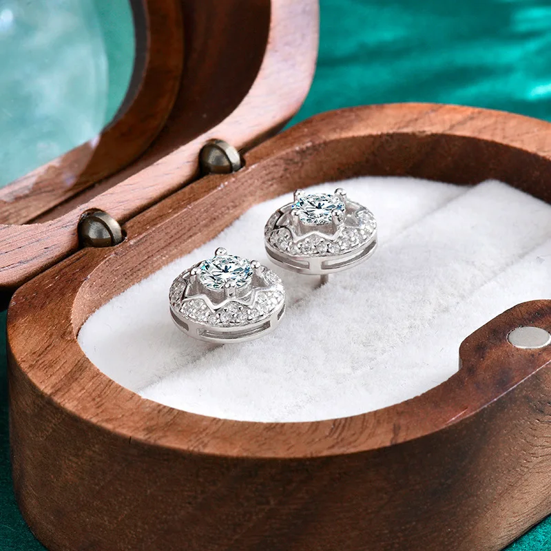 Фото Серьги-гвоздики LinkerLove из серебра S925 с муассанитом 0.5 карата для женщин, дизайн «Звезда с ореолом», покрытие из белого золота, гипоаллергенные, изысканные ювелирные изделия №5