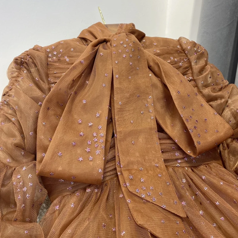 Женское Сетчатое платье с длинным рукавом коричневое блестящее и бантом