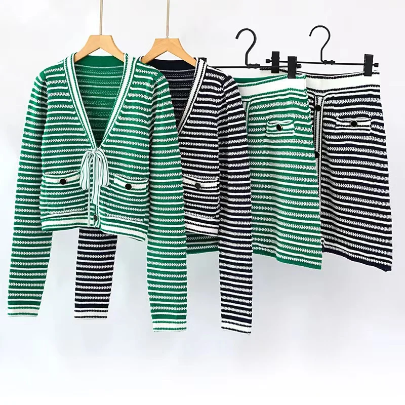 

2022 Spring and Summer New Elegant Suit Sweet Celebrity Stripe V-neck Bow Knit Short Top + Skirt