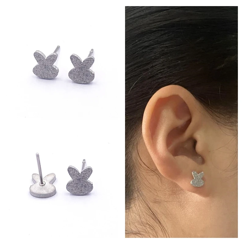 

2023 Latest Fashion Small Sparkling Piercing Stainless Steel Silver Color Sand Effect Surface Rabbit Stud Earrings Jewelry Women