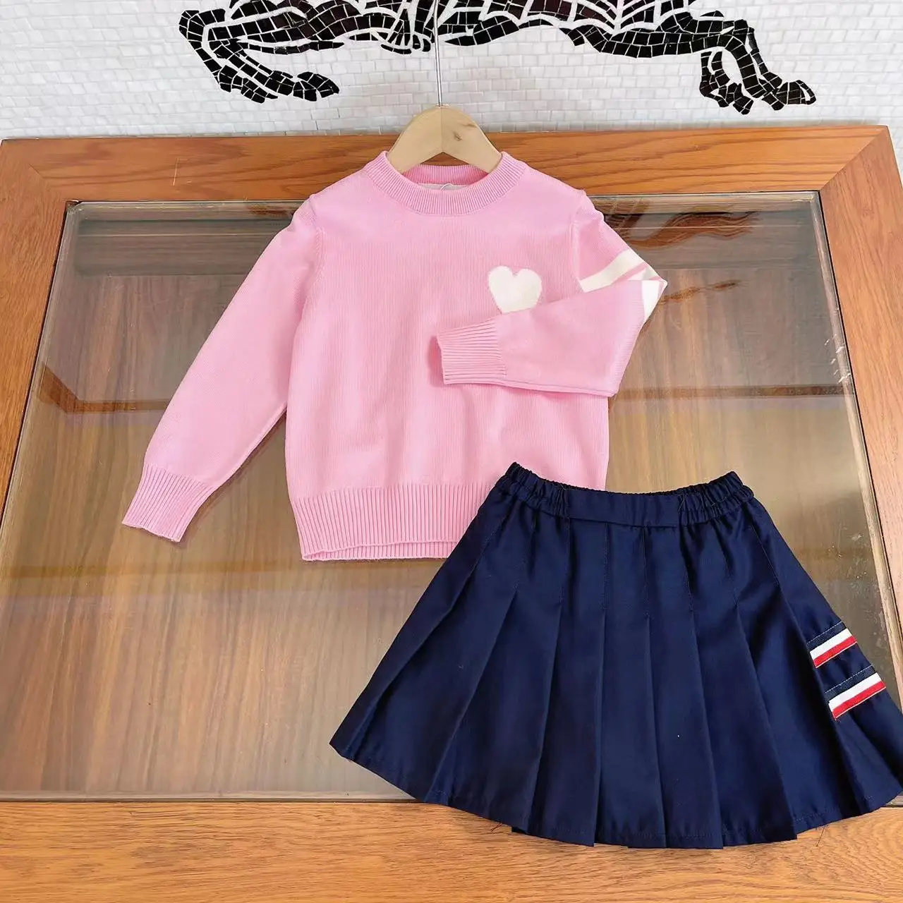

Light luxury children's clothing 2022 autumn new suit sweet girl knitted pullover with college style pleated skirt