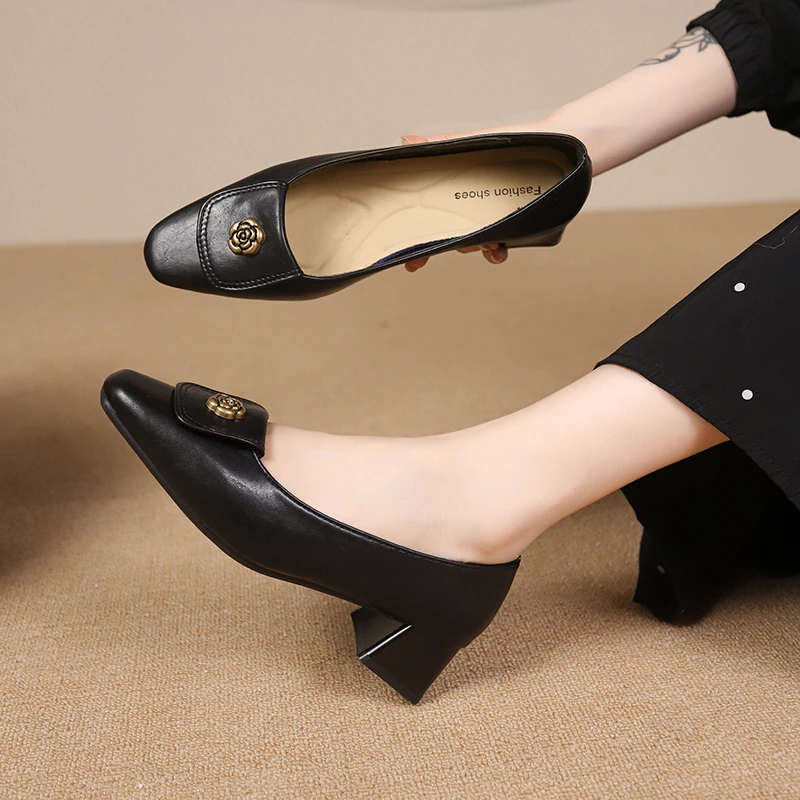 Женские классические туфли-лодочки на среднем каблуке с острым носком