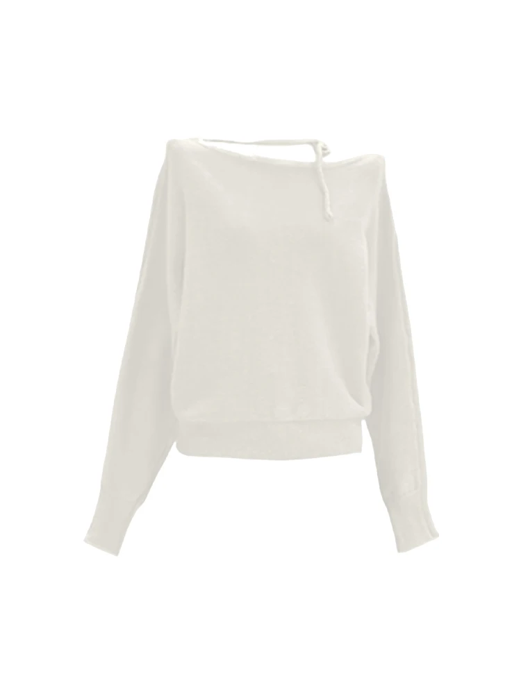 Белый вязаный свитер с открытыми плечами и наклонными плечами. Женский 2024.