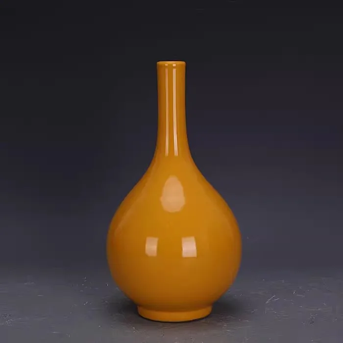 Желтая глазурованная желтая бутылочка из фарфора ручной работы изготовленная во