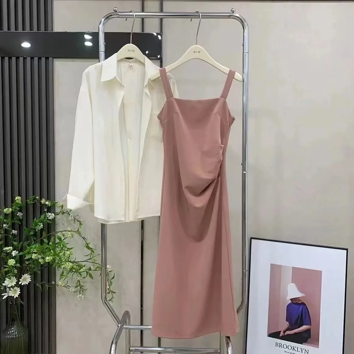 Женское изящное розовое мини-платье без рукавов белый солнцезащитный комплект