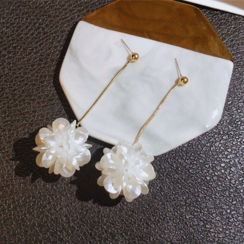 

Elegant White Cube Flower Ball Long Earrings Ladies Fashion New Banquet Wedding Jewelry Korean Brincos Wholesale