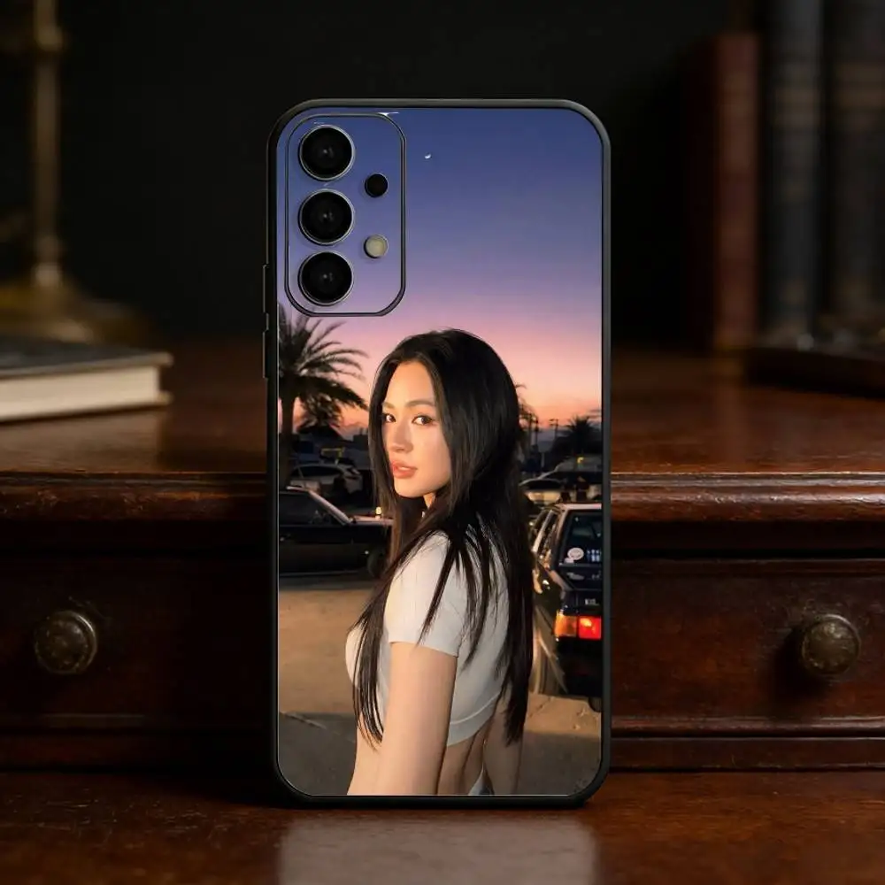 Фото Чехол для телефона с изображением актрисы Линлин Кван для Samsung S25, 24, 21, 22, 23, 30, Ultra, 20, Plus, Fe, Lite, Note, мягкий черный чехол №2