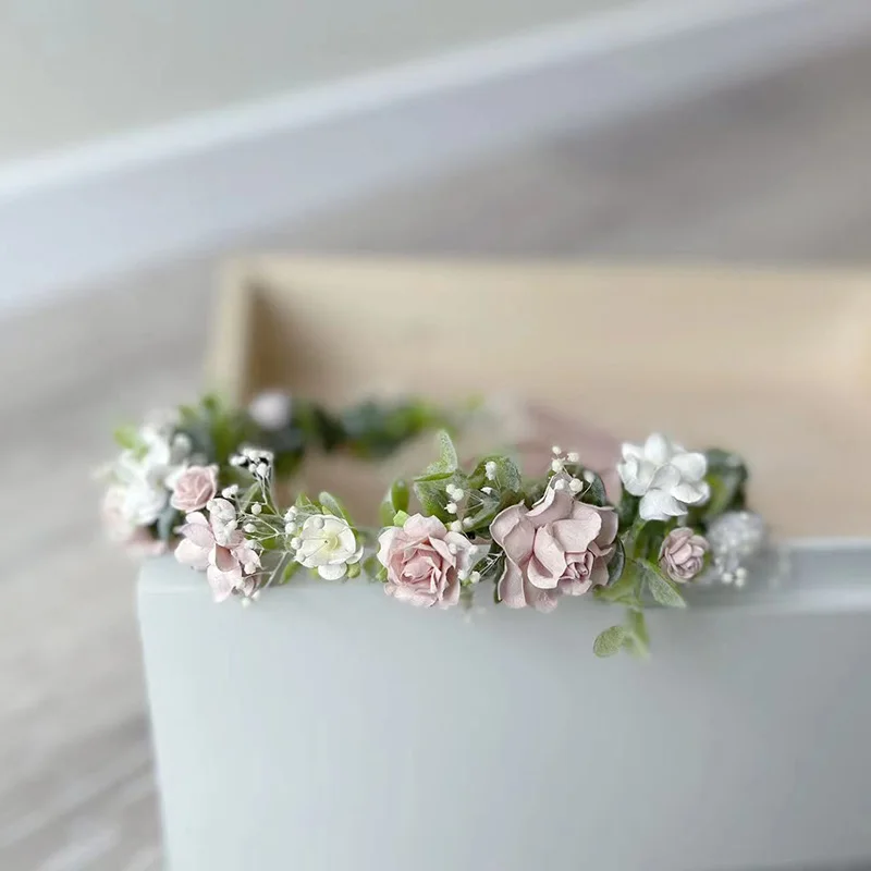 Головная повязка для волос с белыми розовыми цветами