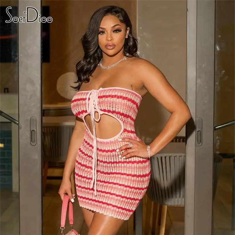 

Женское трикотажное мини-платье в полоску, без бретелек