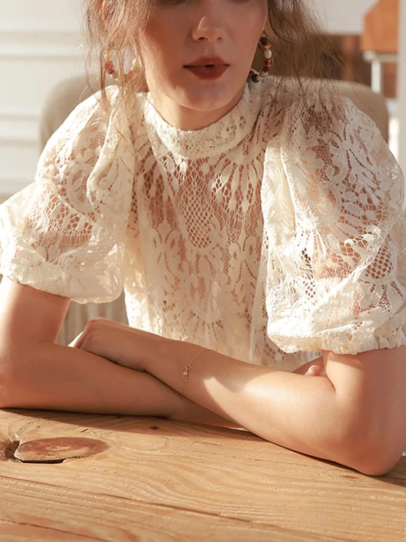 

Женская кружевная ажурная белая рубашка, французская блузка с воротником-стойкой и пышными рукавами, Новая Элегантная блузка на одной пуговице сзади на осень