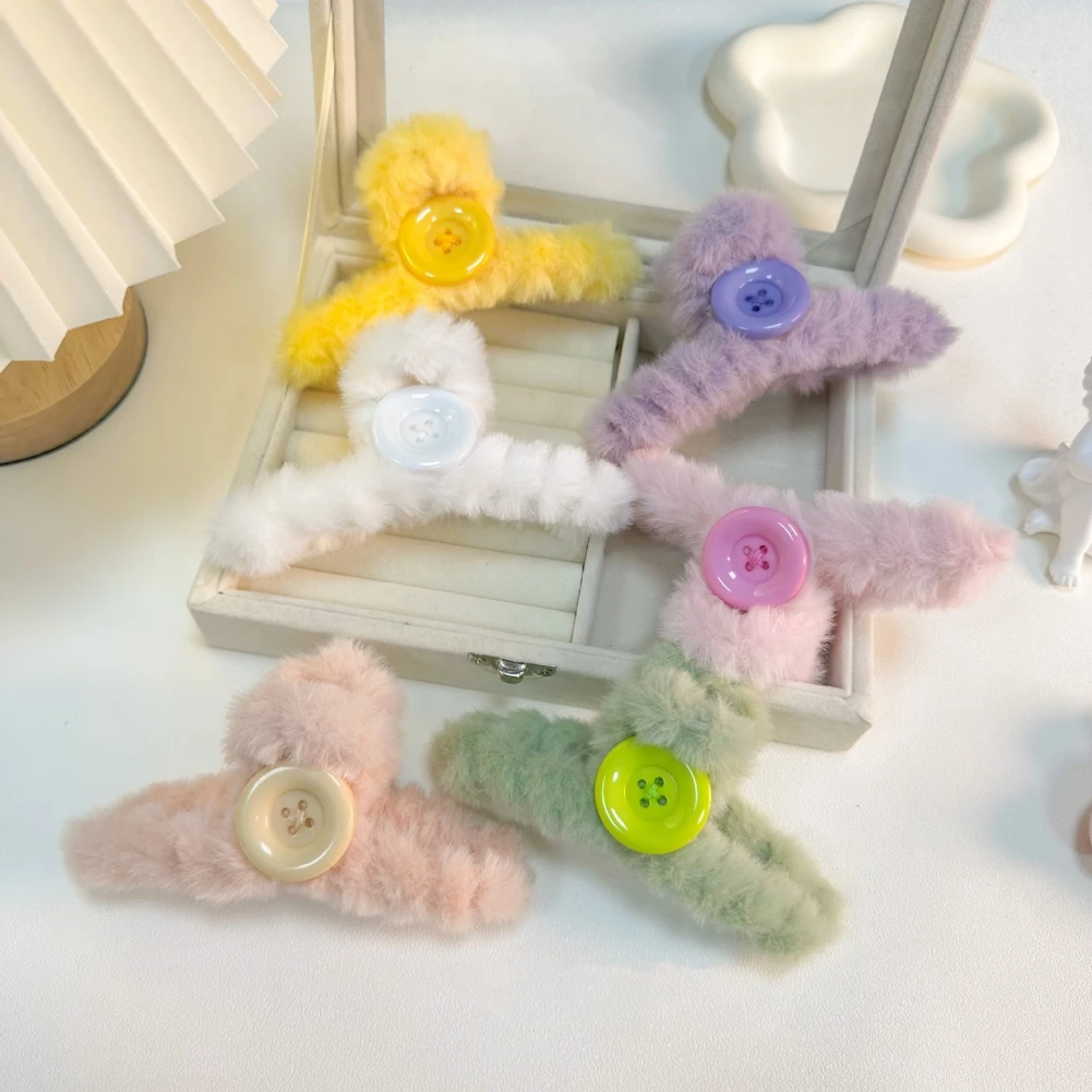 

Plush Buttons Hair Claw Back Of Head Clip Hair Accessories Autumn And Winter Headwear Shark Women And Girl