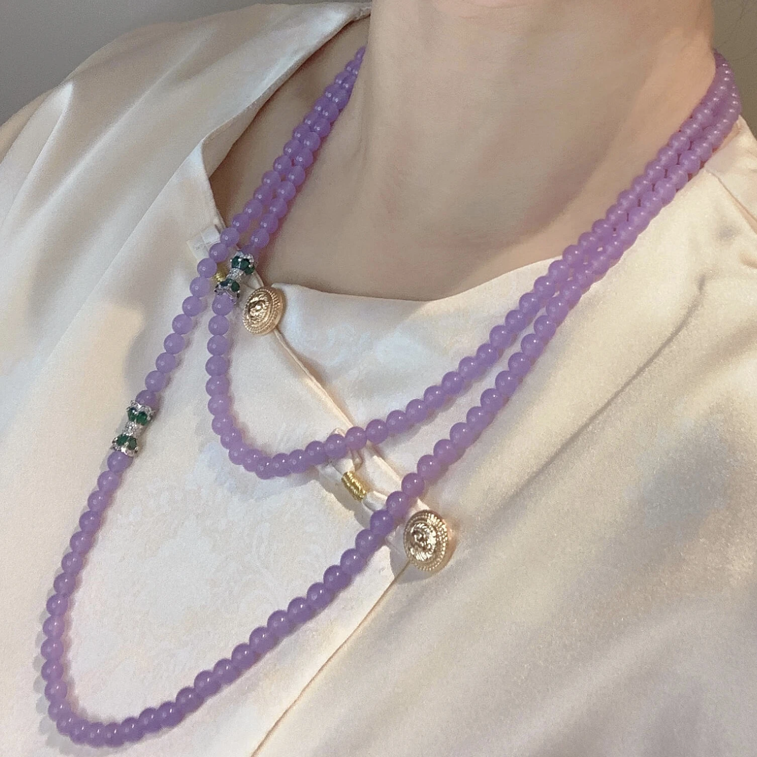 Маленькое ожерелье из натурального фиолетового халцедона с рисовыми бусинами