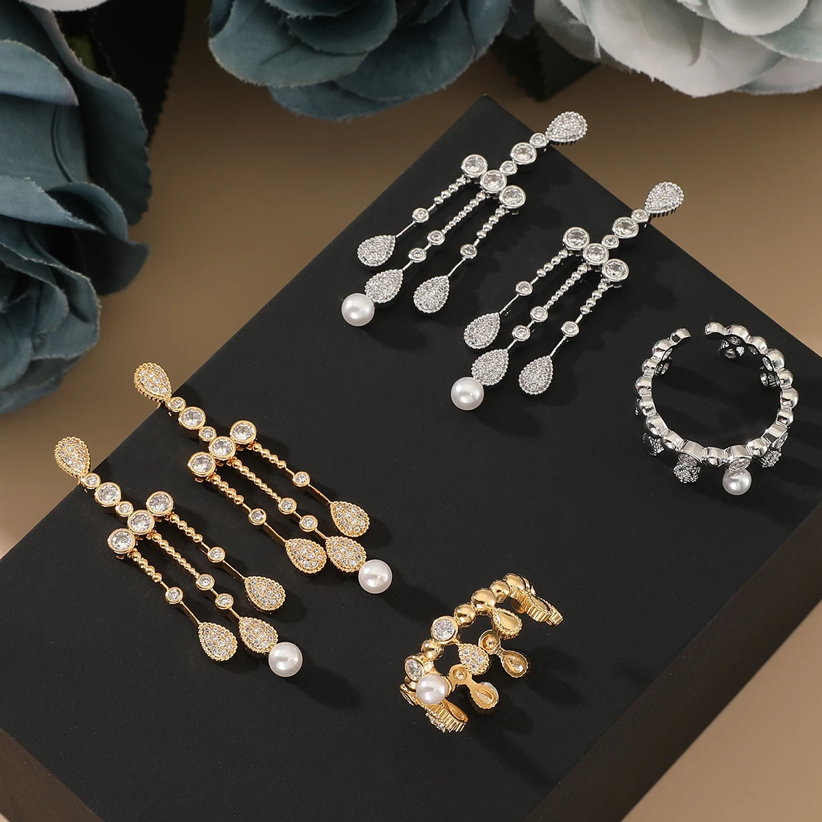 Комплект из колье браслета кольца и сережек