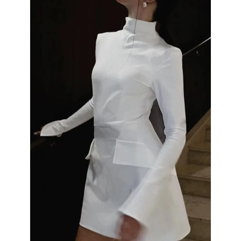 Женское мини-платье с высоким воротом и длинным рукавом