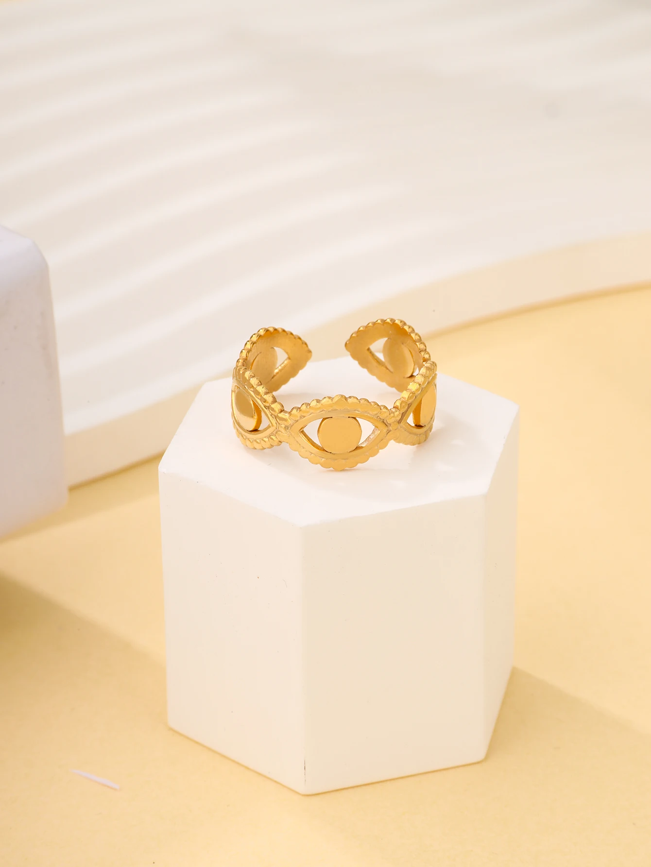 

Light Luxury 18K Gold Plated Women's Ring with Geometric Eye Opening Design Titanium Steel Jewelry Anillo