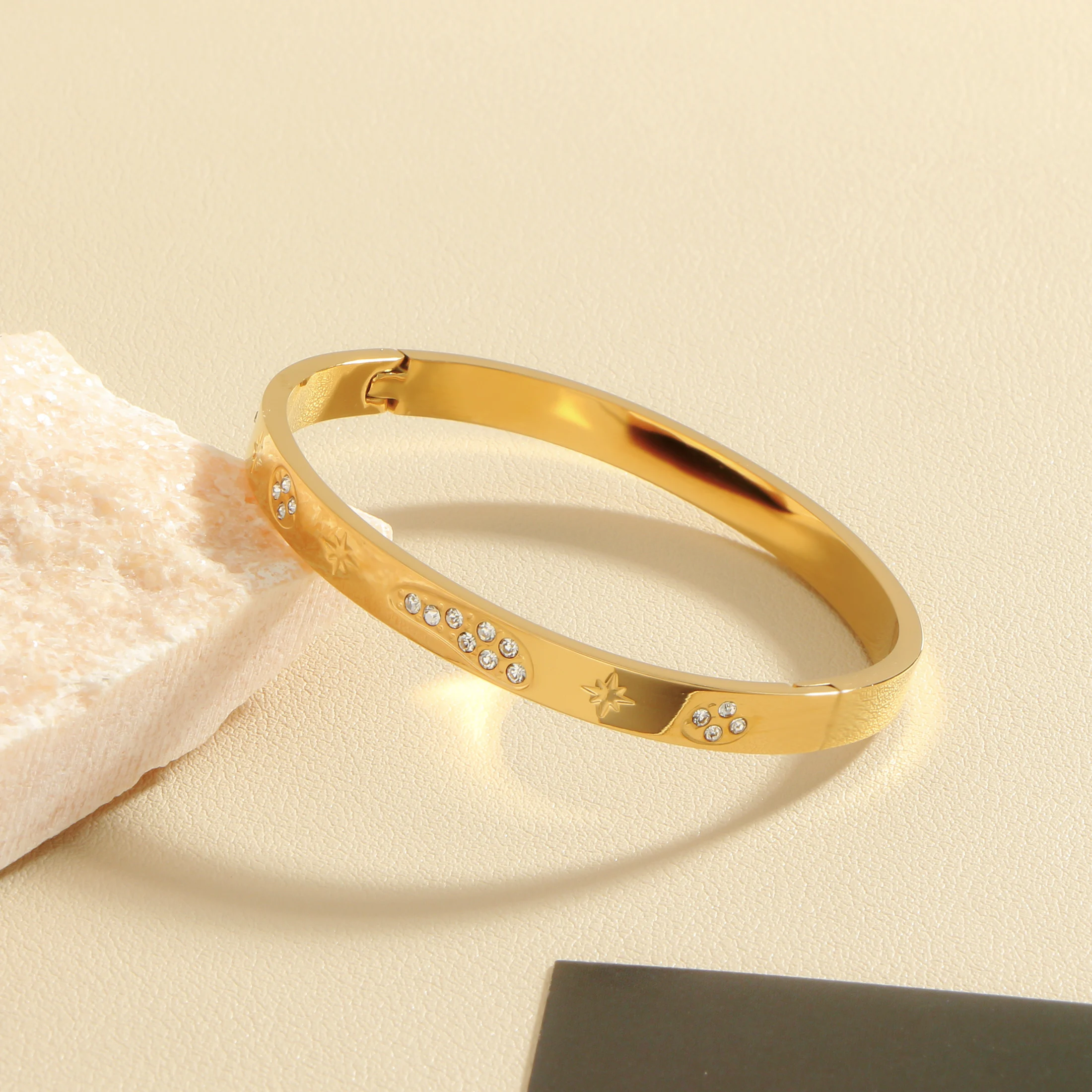 Женский браслет с гравировкой нестандартный инкрустированным цирконием