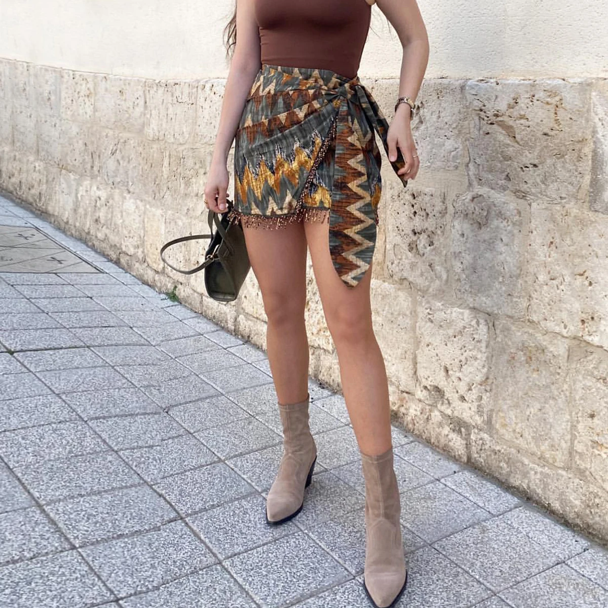 

Модная женская Новая Европейская и американская качественная весенне-летняя универсальная мини-юбка с волнистым узором в этническом стиле на шнуровке с кисточками
