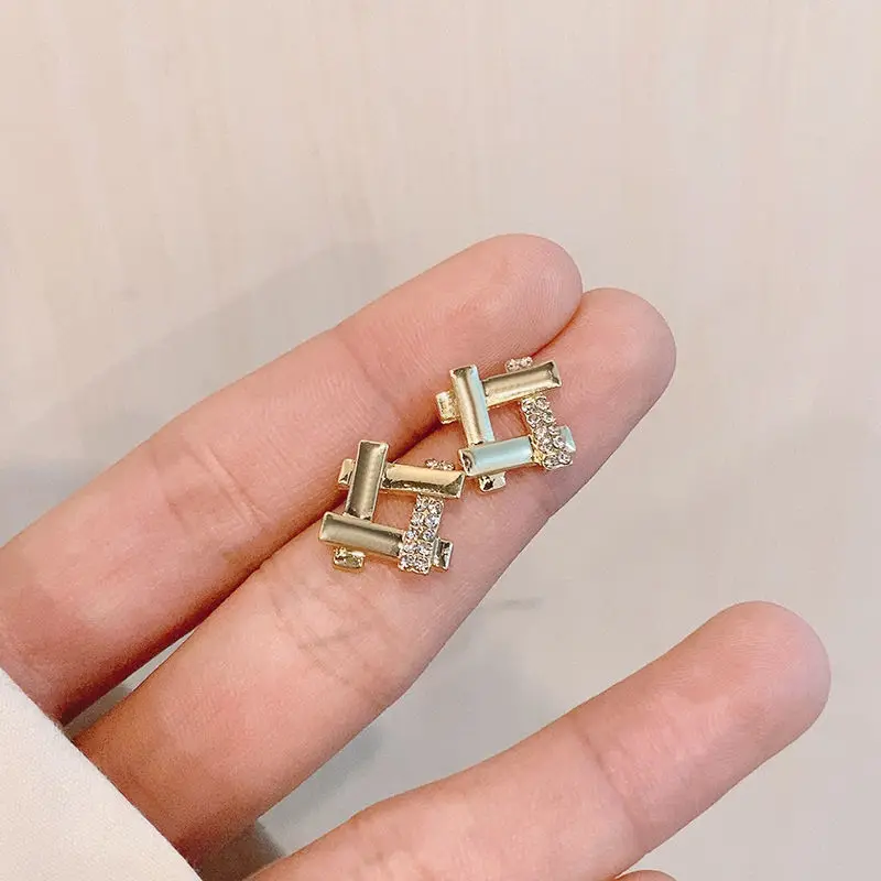 

2022 New Minimalism Inlaid Rhinestone Crystal Earrings for Woman Fashion Golden Crystal Square Stud Earrings Wedding Jewelry