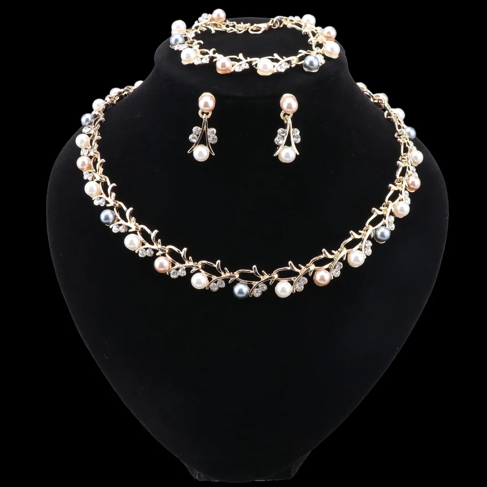 Ожерелье и серьги из искусственного жемчуга