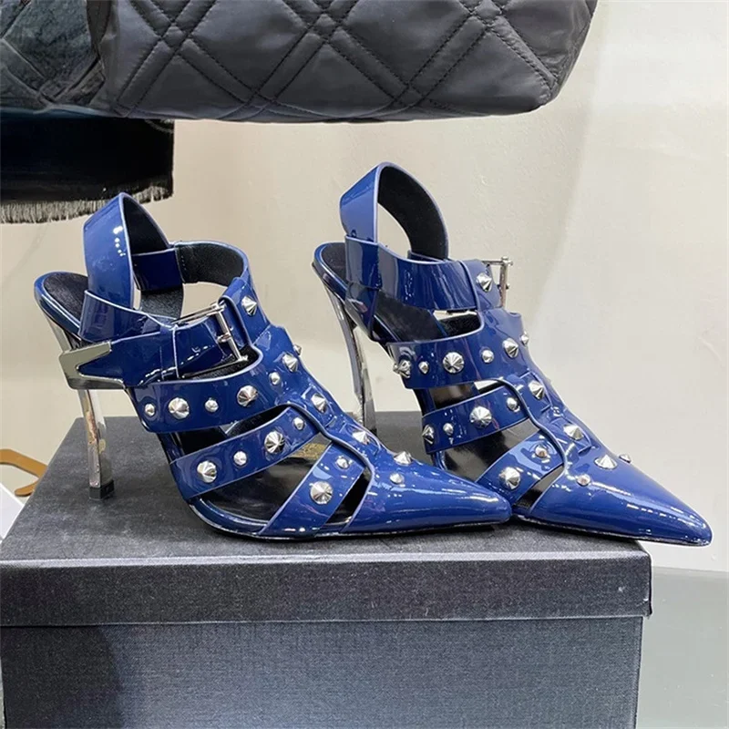Сандалии в римском стиле с заклепками и острыми вырезами туфли на высоком