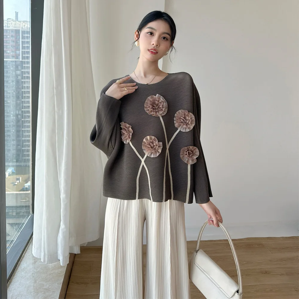 Фото Miyake однотонная плиссированная футболка с круглым вырезом и трехмерным цветочным дизайном, весна 2022, новые универсальные топы с длинными рукавами «летучая мышь» №1
