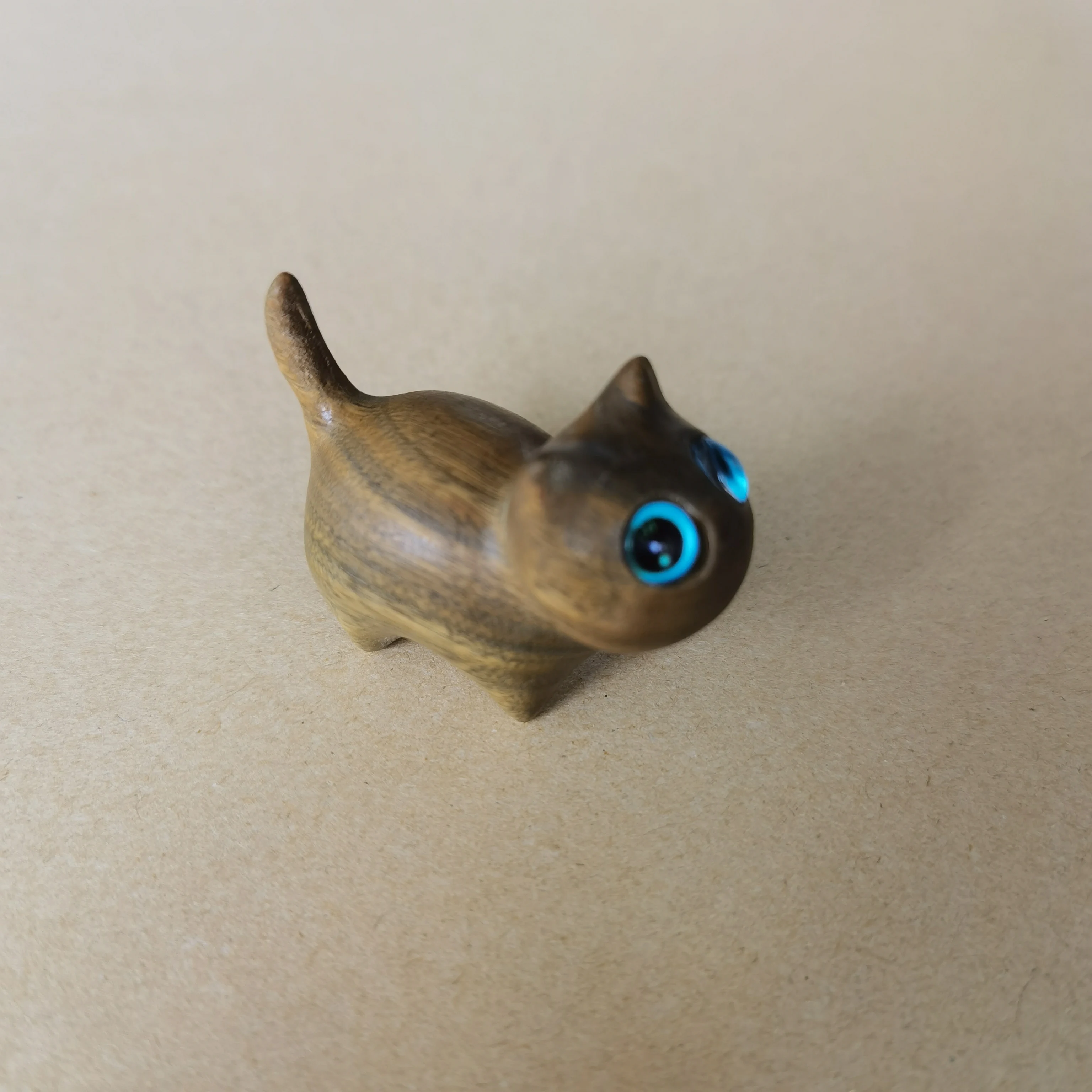 

Милая деревянная резьба, фигурка кошки, настольное украшение, миниатюрные предметы, украшение для дома, офисные аксессуары, подарок на день рождения/Рождество