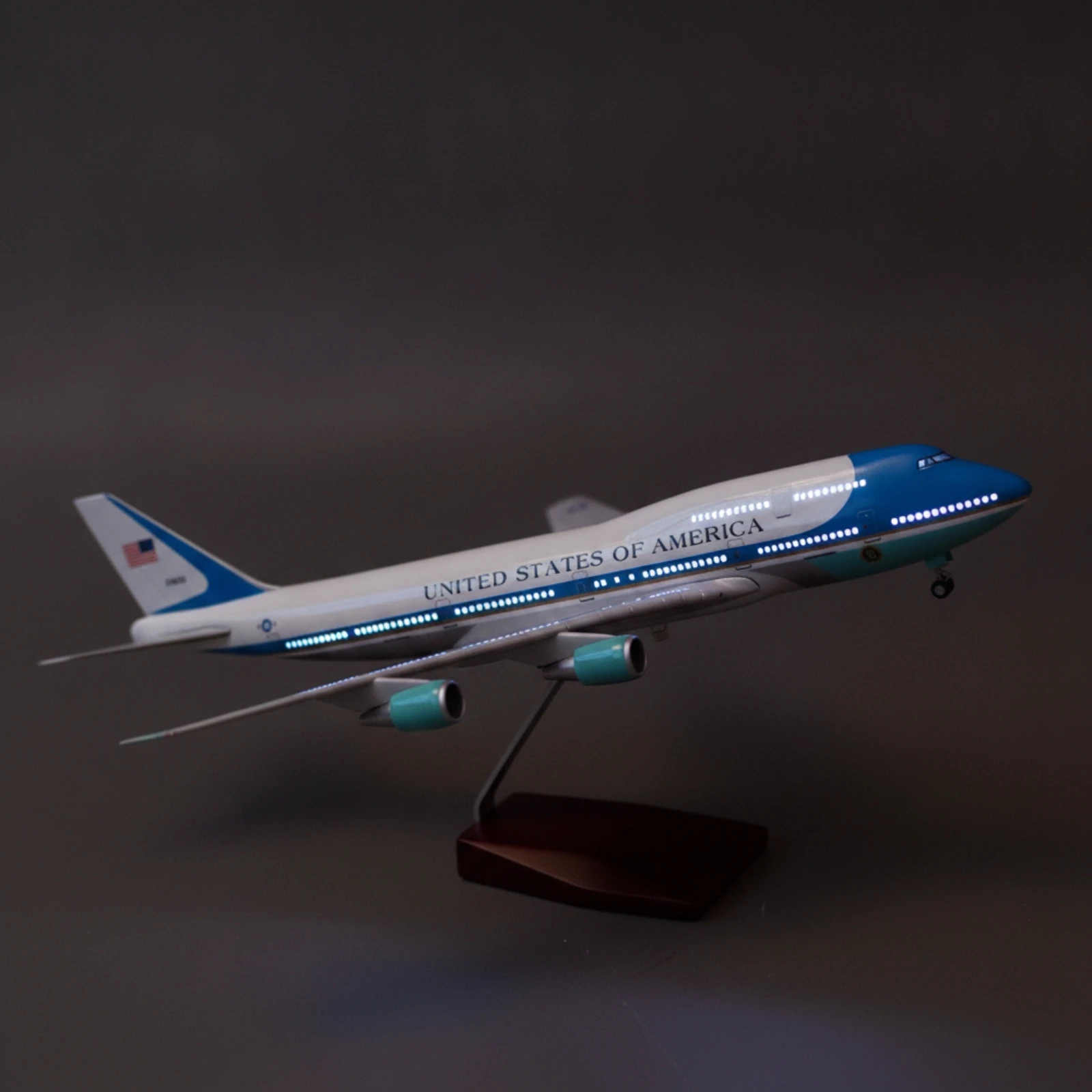 Фото Модель самолета Air Force One, готовая к демонстрации, модель Boeing 747, настольная, премиум-класса, для любителей авиации, декор для офиса. №5