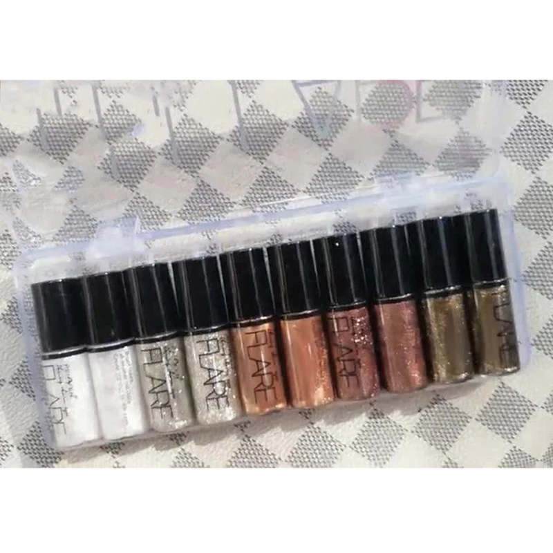 

Монохромные блестящие гладкие тени для век с тонкой перламутровой подводкой