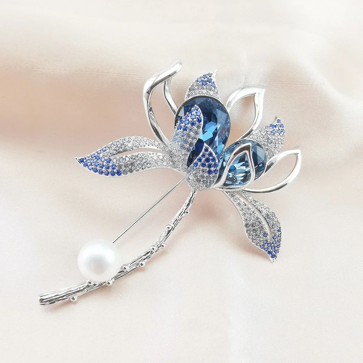 

Женская Брошь из австрийского хрусталя с натуральным жемчугом и медным покрытием