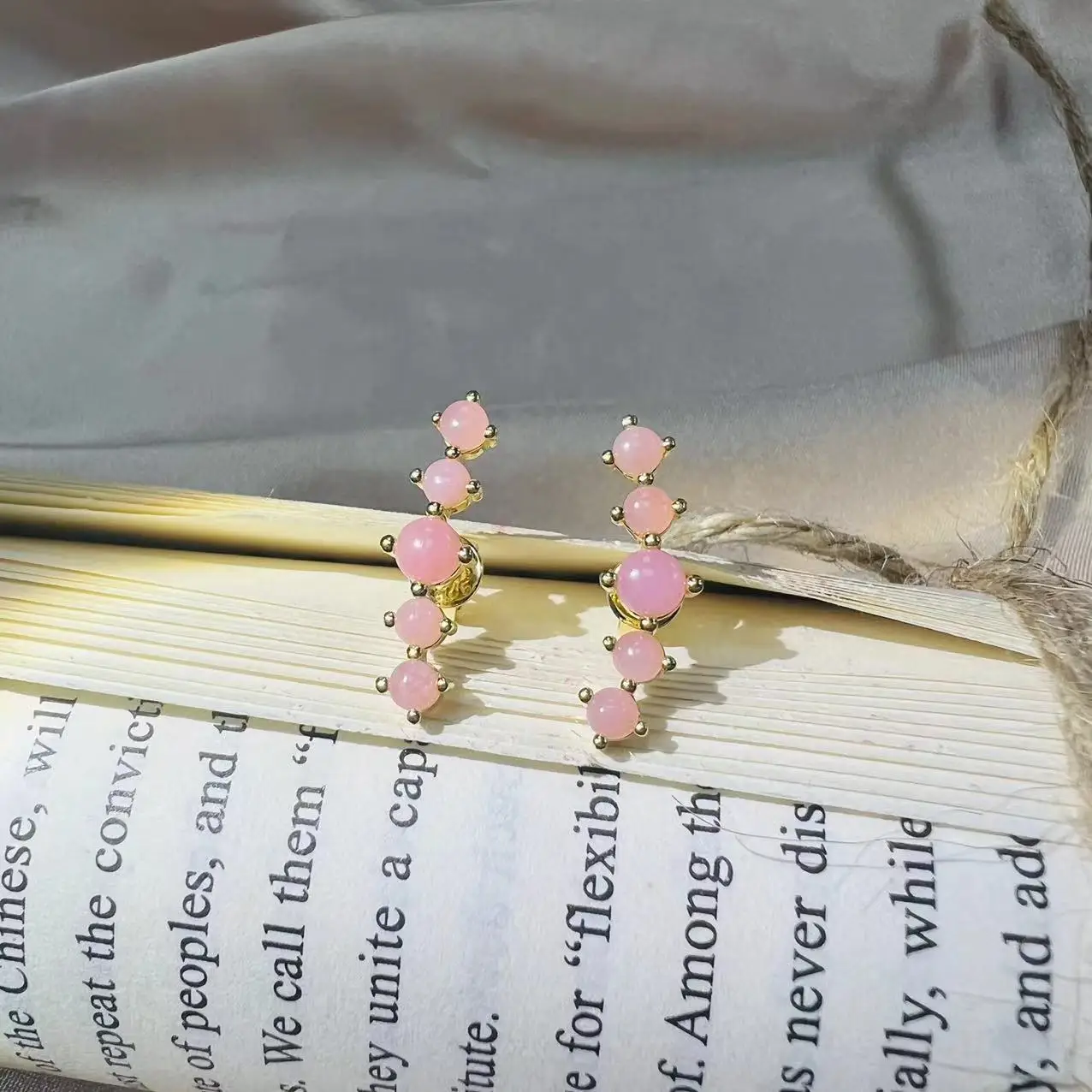 Серьги-гвоздики из серебра 925 пробы с натуральным розовым опалом