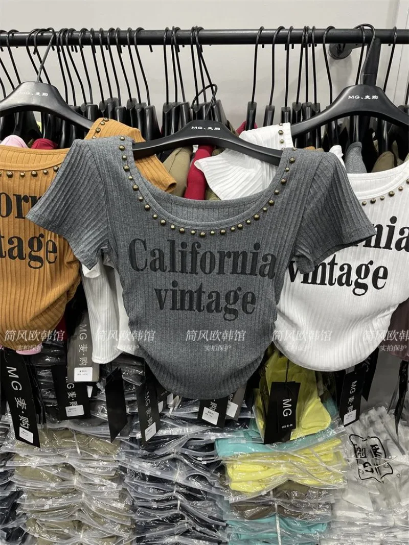 Женский укороченный топ с квадратным вырезом плиссированный заклепками и