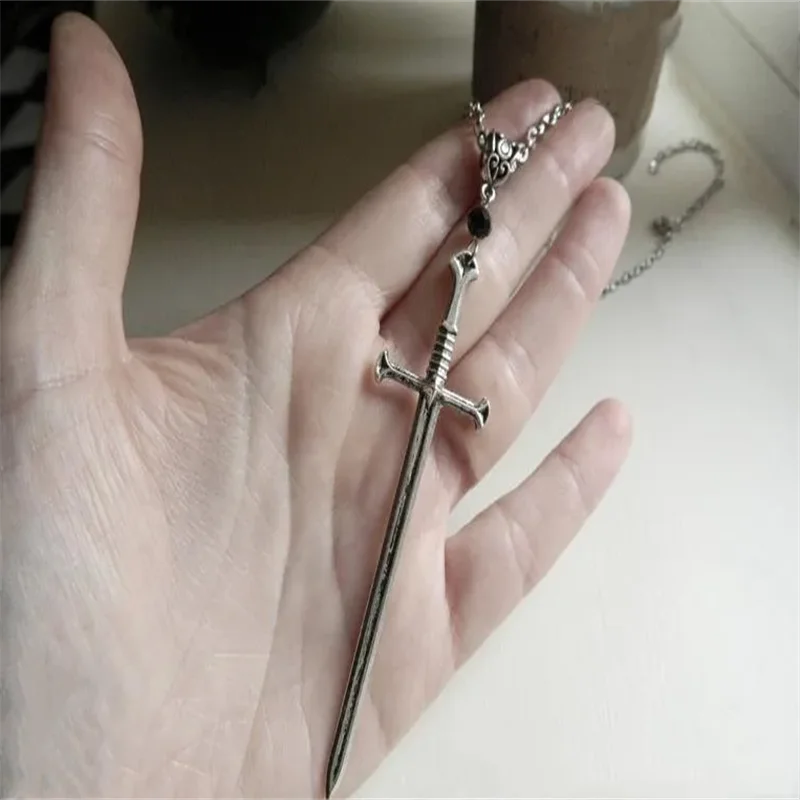 Ожерелье с черным кристаллом в виде меча