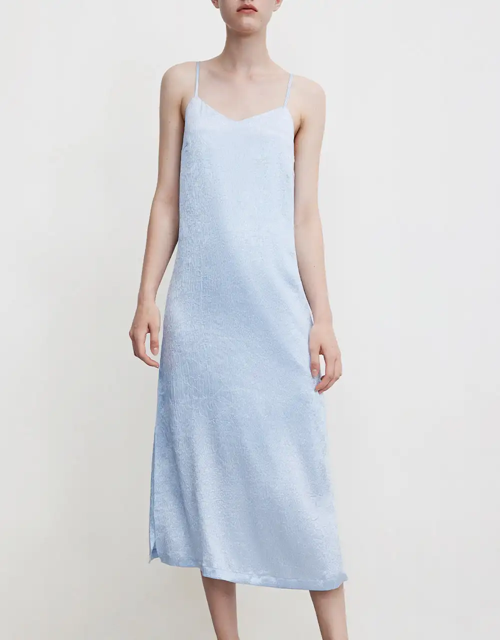 

Первоклассное атласное классическое платье на бретелях-спагетти