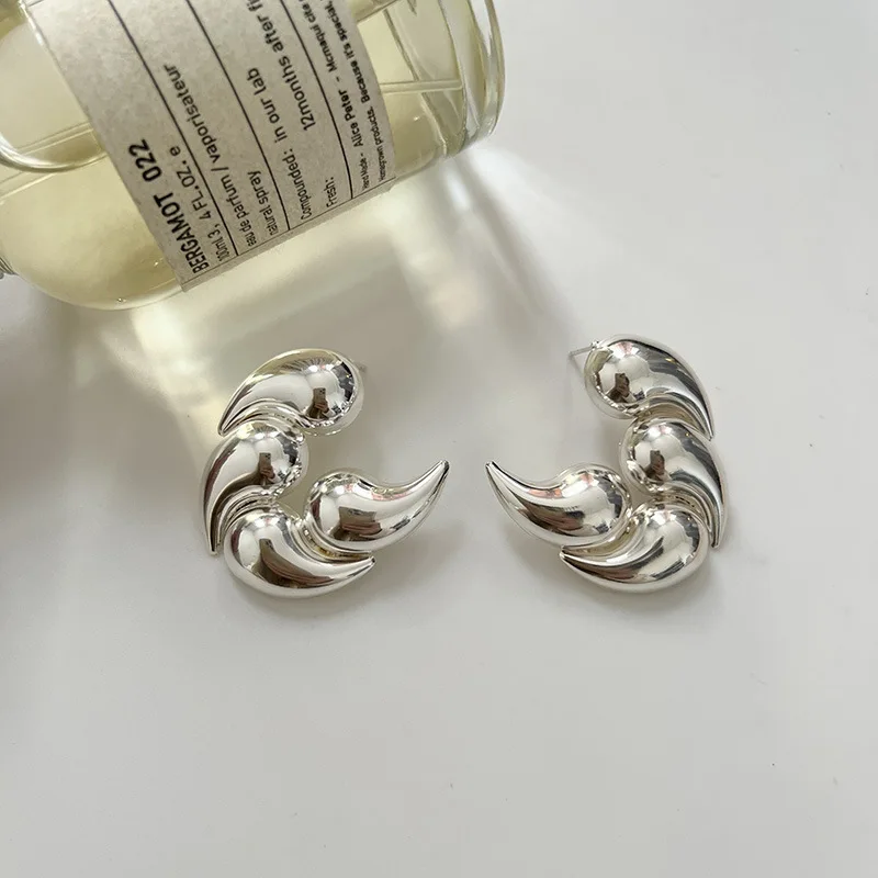 Женские серьги-гвоздики в виде капли воды