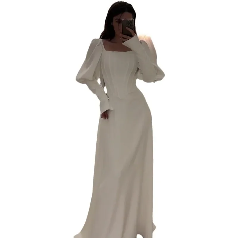 Женское однотонное платье средней длины приталенное с длинным рукавом и