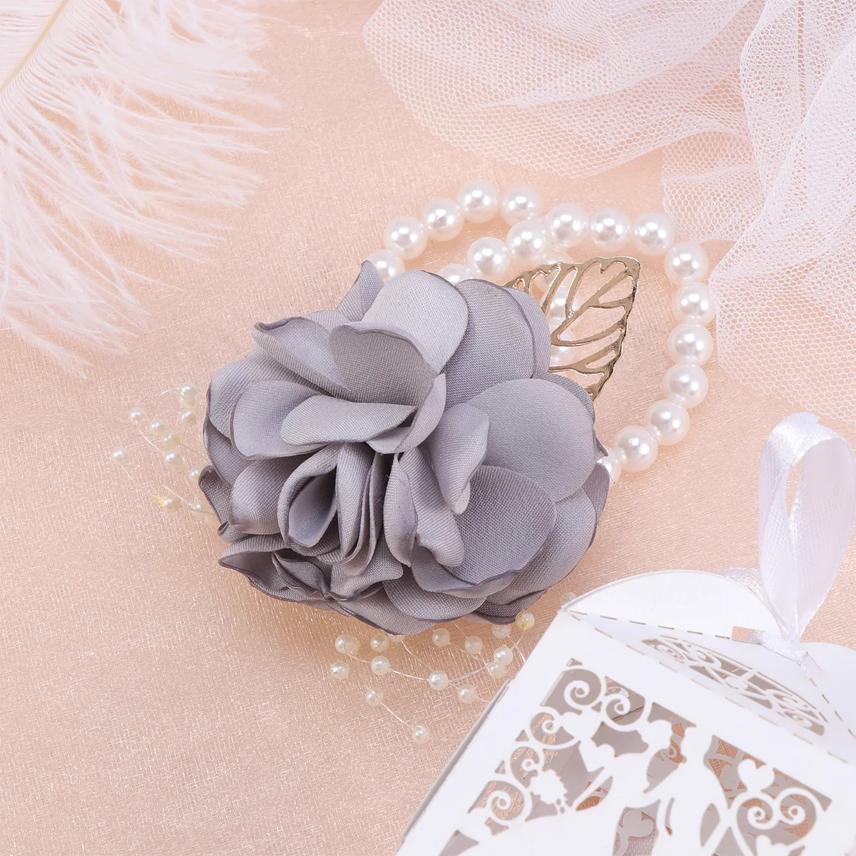

Light Grey Artificial Rose Wrist Corsage Beautiful Lifelike Wrist Wreath Pearl Hand Flower for Bridesmaid Bride Wedding