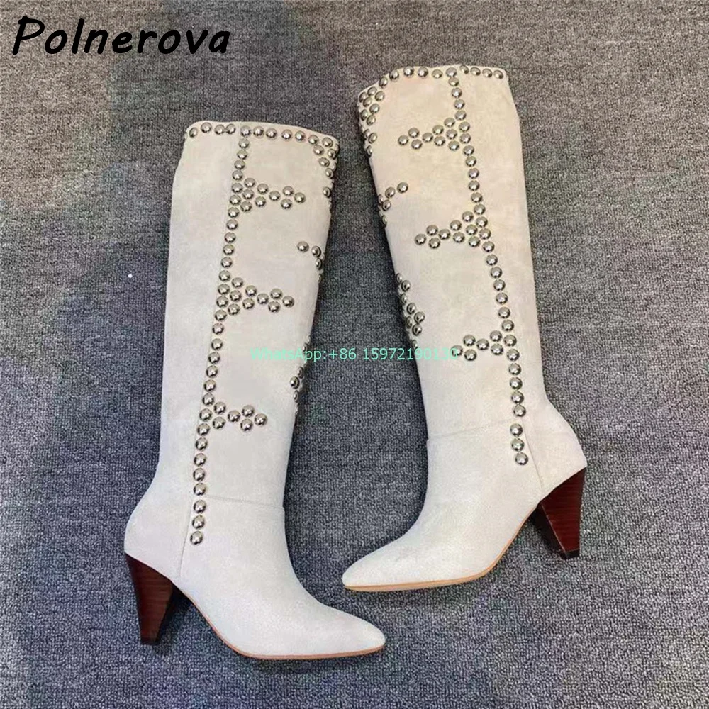 Женские сапоги с заклепками до колена острым носком на расширяющемся книзу