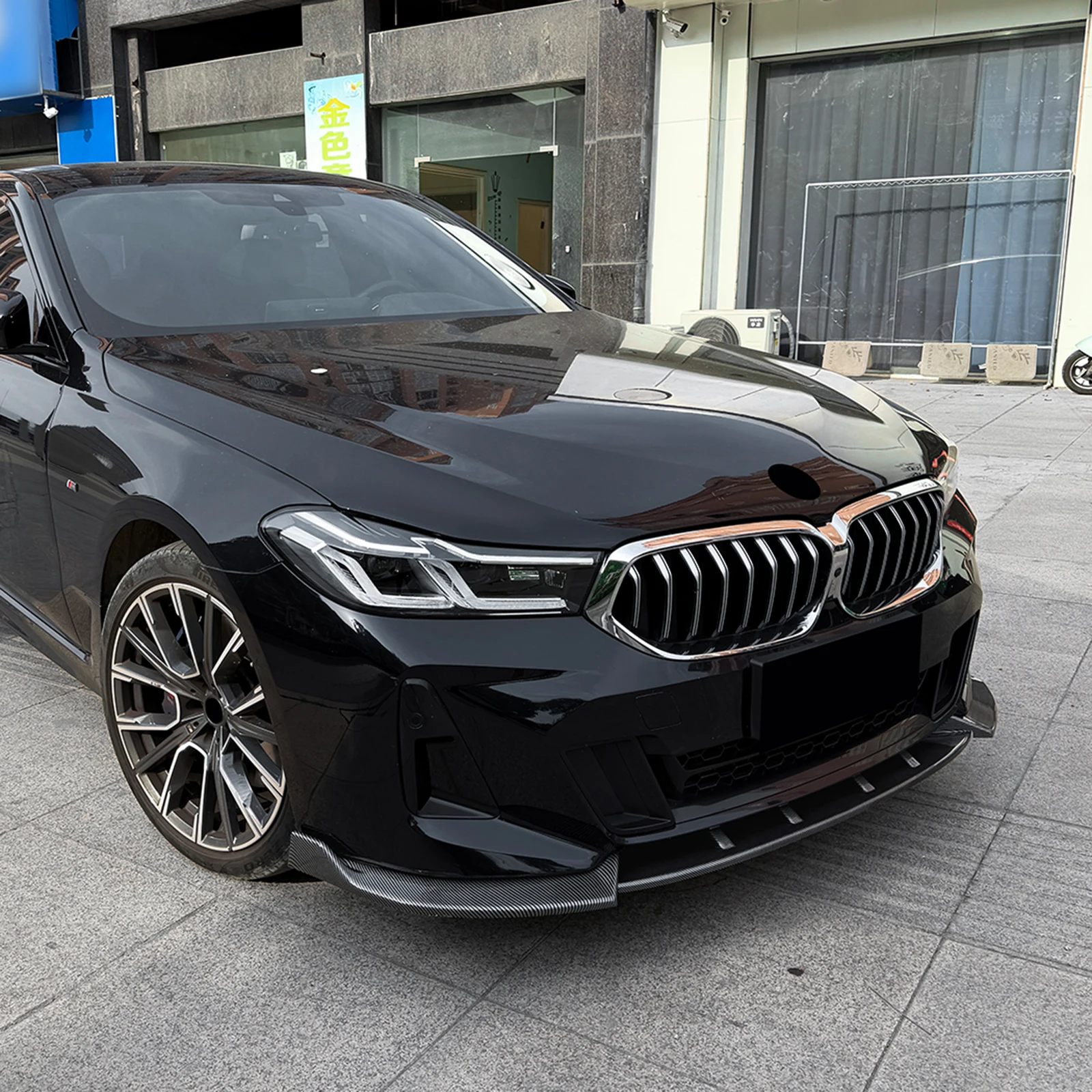 Для BMW 6 серии GT G32 LCI M Sport 2021-2026: Передний бампер, спойлер-накладка, глянцевый черныйпод карбон, нижний сплиттер-дефлектор (art.: 3920db945bc02) - 3920db945bc02