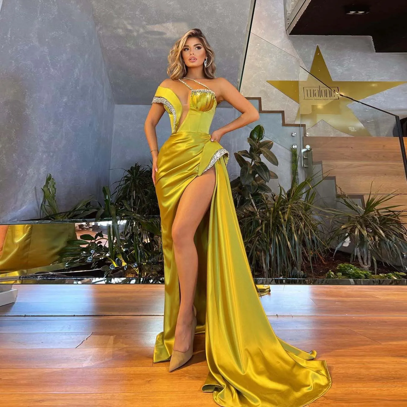 

Charming Elegant Prom Dresses One Shoulder Sleeveless Crystals Sparkly High Split Women Formal Evening Pageant Gowns Custom Made