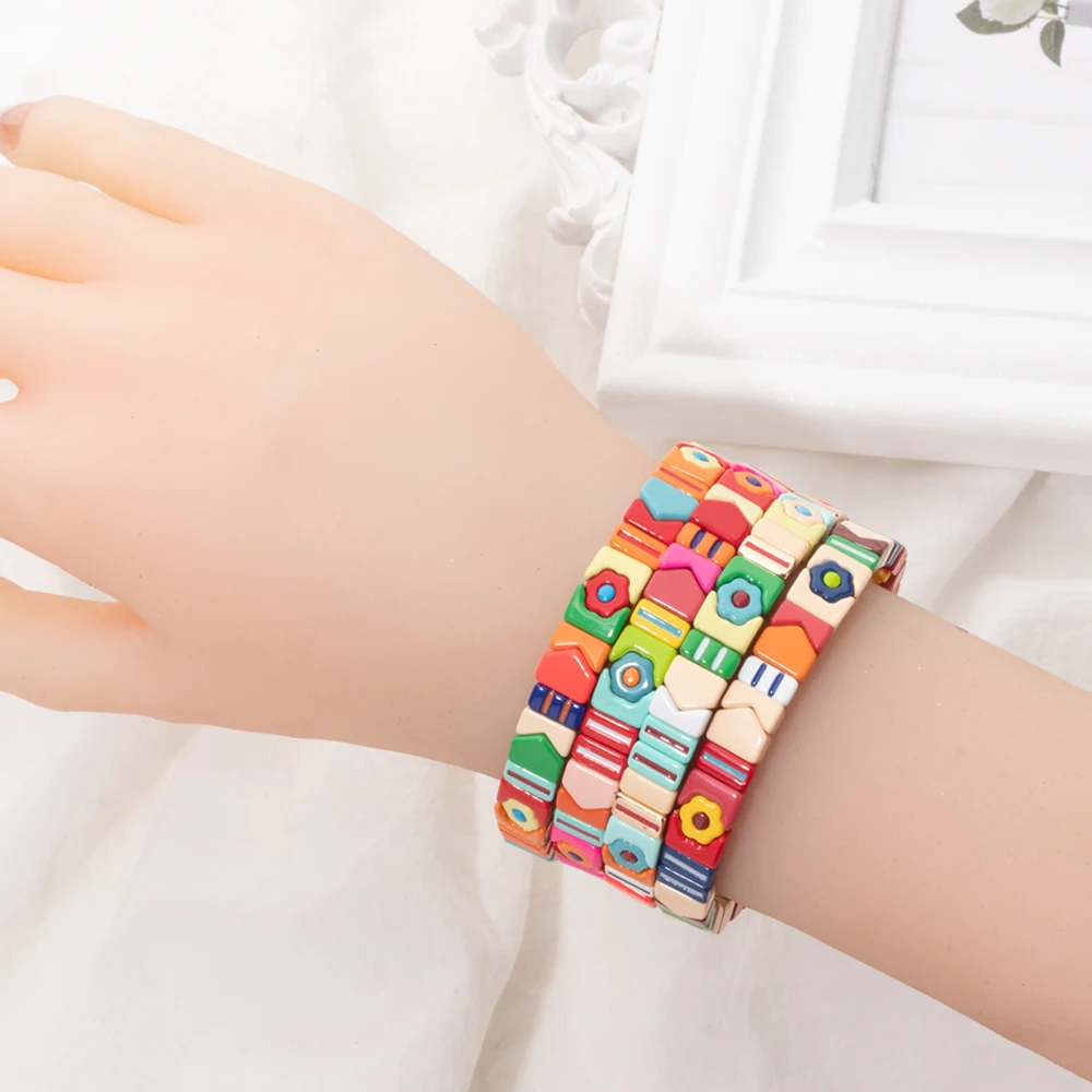 Женский эластичный браслет с бусинами разнообразный ярких цветов из сплава