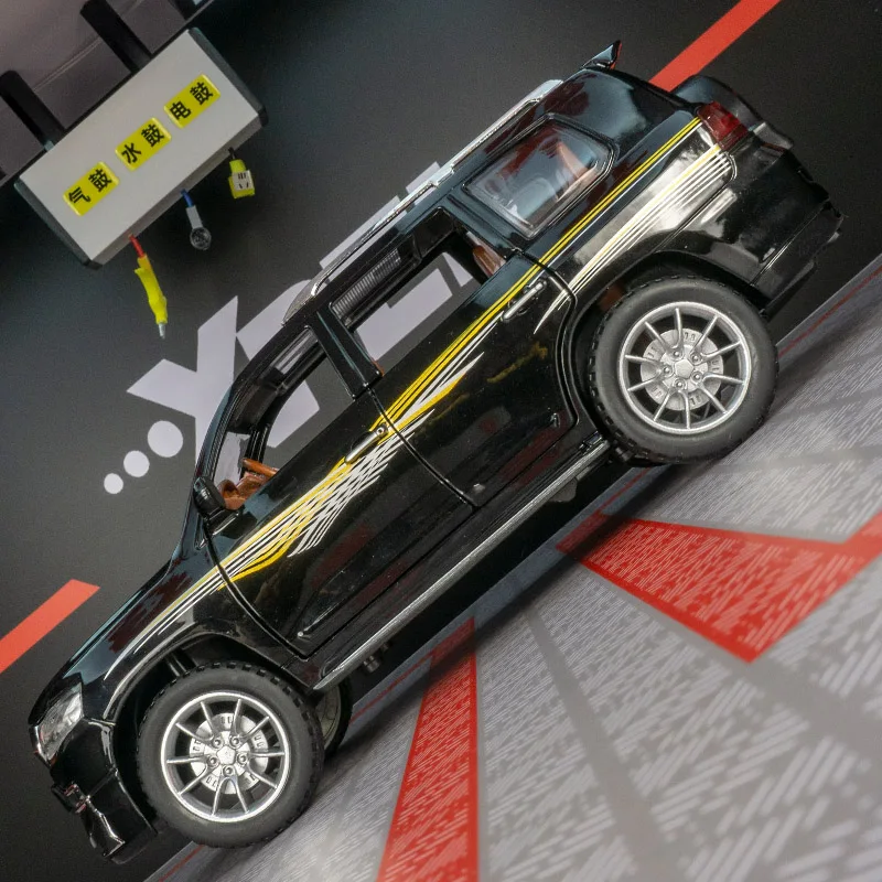 Фото Модель Toyota Prado из сплава металла в масштабе 1:24, двери и капот автомобиля открываются, багажник можно открывать, богато детализирован, тонкая работа. №2