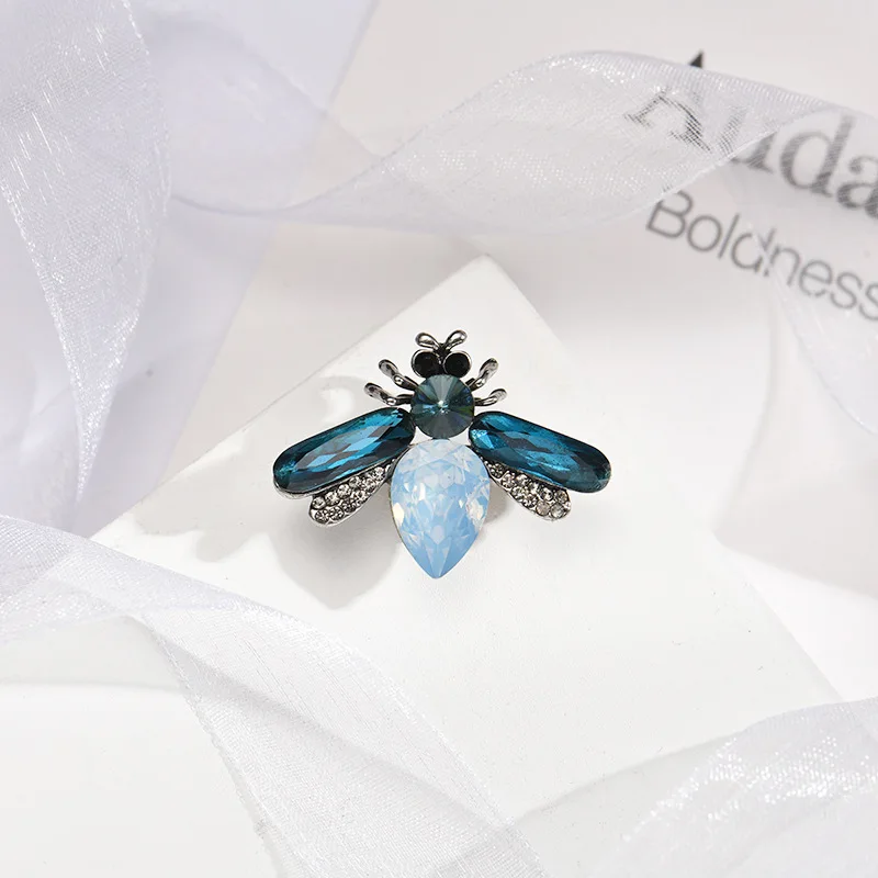 

New Glass Crystal Bee Brooch Cute Insect Lapel Pins Suit Dress Corsage Rhinestone Scarf Buckle Vintage Jewelry Accessories