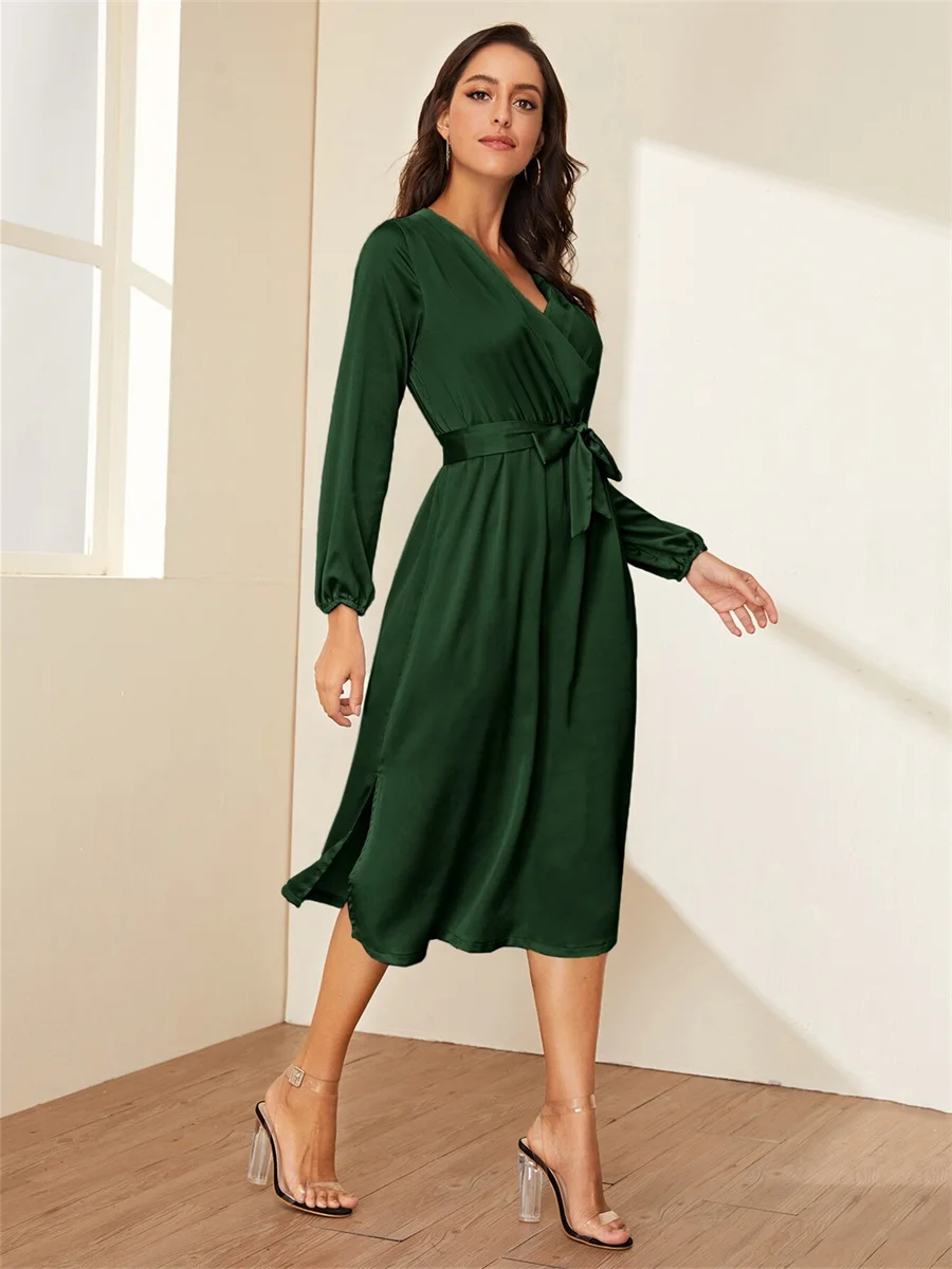 

Женское платье-трапеция с коротким рукавом, V-образным вырезом