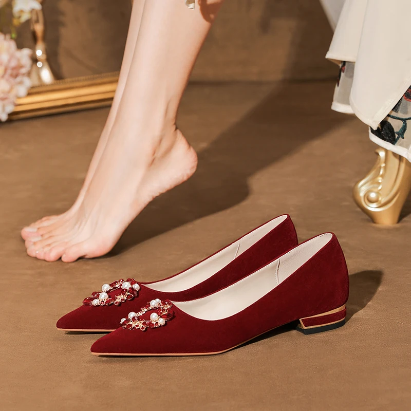 

Red wine wedding shoes are not tiring. Chinese Xiuhe clothes, bridal shoes, suede shoes, female pearl flat-bottomed toast shoes