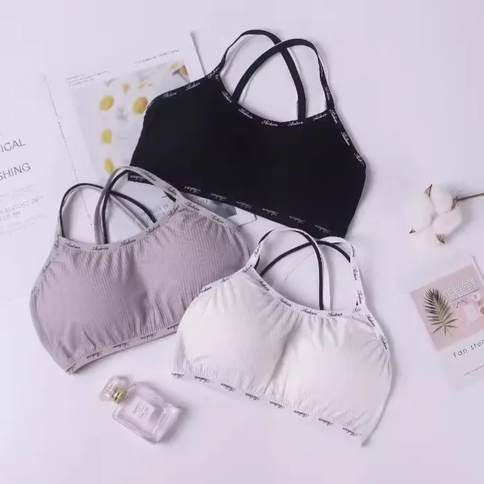 Универсальный спортивный бюстгальтер с буквенным принтом. Удобный