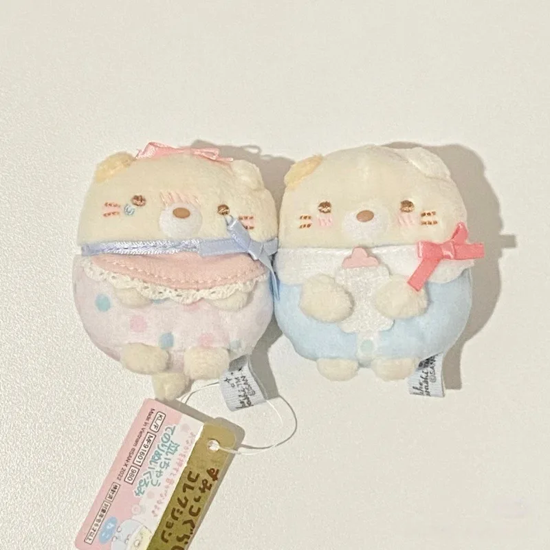Фото Плюшевая игрушка Sumikko Gurashi из серии «Пустышки»: котёнок Неко с милым кружевным нагрудником и бантом. Мягкая игрушка-украшение SumikkoGurashi. №1